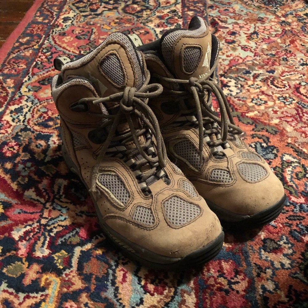 VASQUE WOMEN’S HIKING BOOTS 8.5